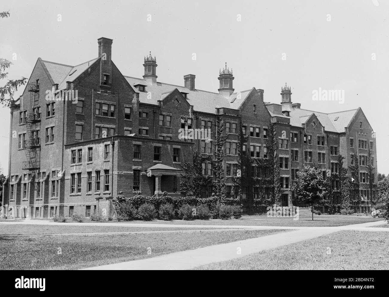 Building on the Vassar College campus ca. 19101929 Stock Photo Alamy