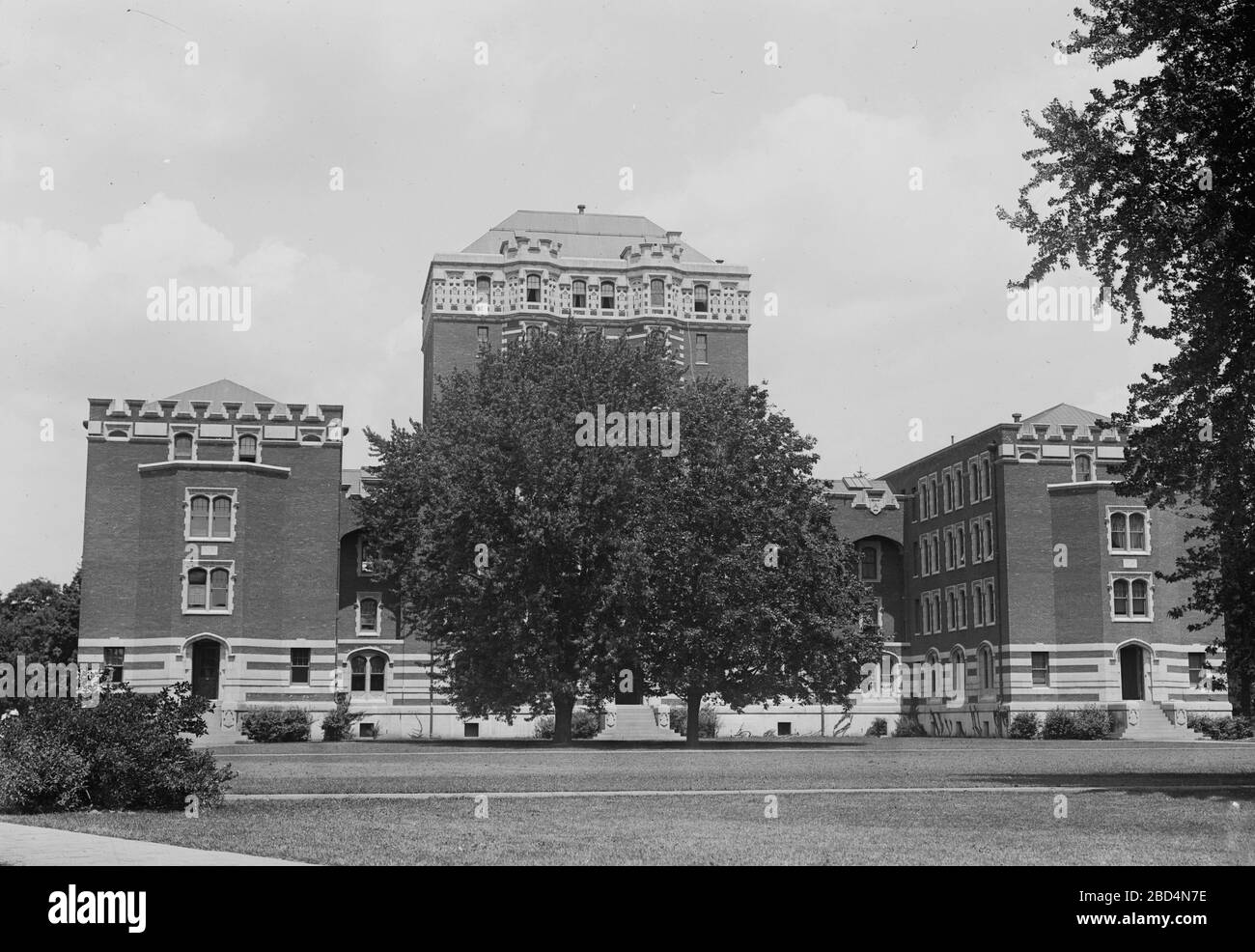 Building on the Vassar College campus ca. 19101929 Stock Photo Alamy