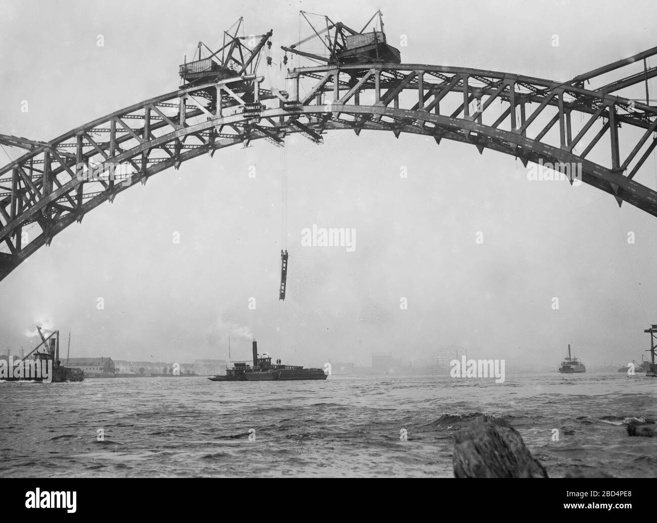 Workers completing Hell Gate Bridge, originally the New York Connecting Railroad Bridge, or the East River Arch Bridge ca. 1912-1916 Stock Photo
