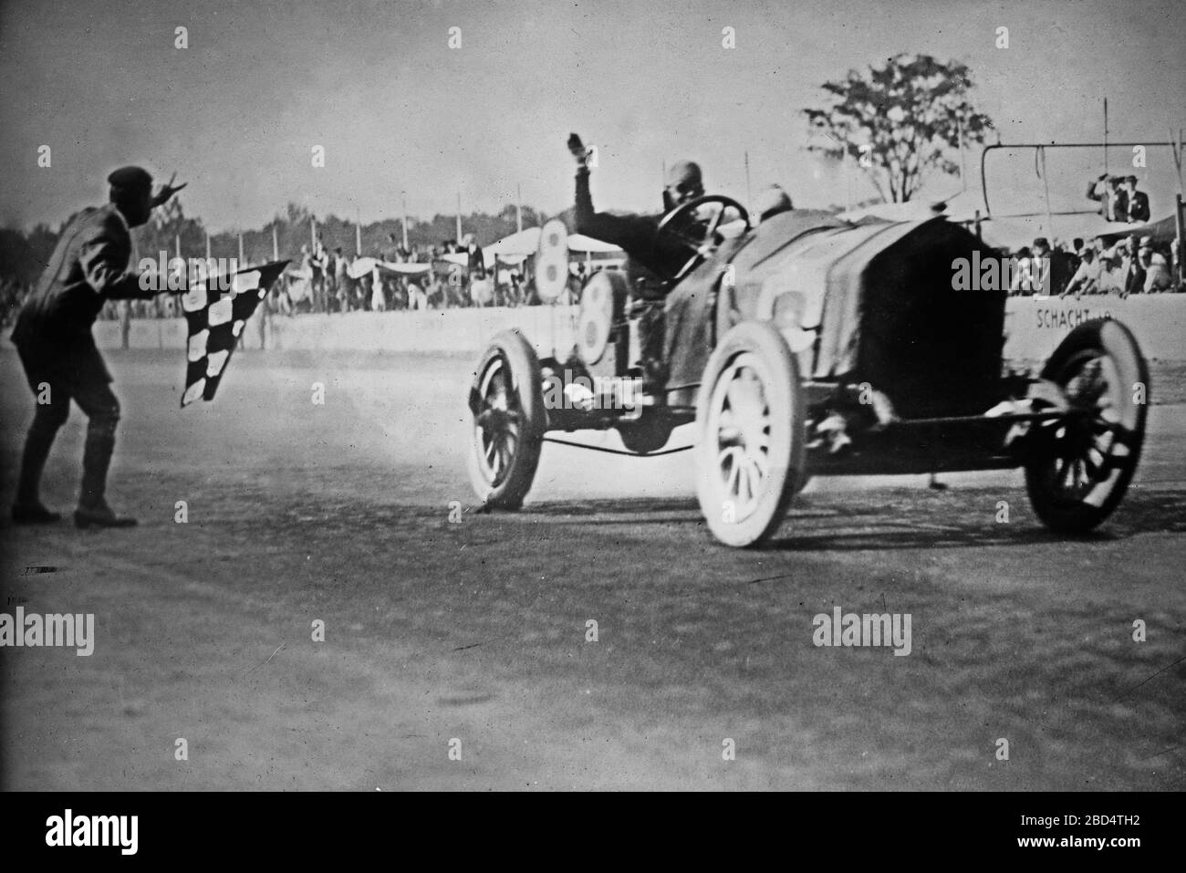 Joe Dawson crossing the finish line as the winner of the Indianapolis 500 automobile race ca. 1912 Stock Photo
