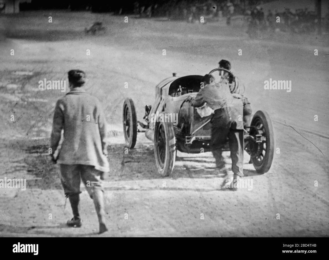 Race car driver Ralph DePalma and his riding mechanic, Rupert Jeffkins, pushing their car towards the finish line at the 1912 Indianapolis 500 automobile race Stock Photo