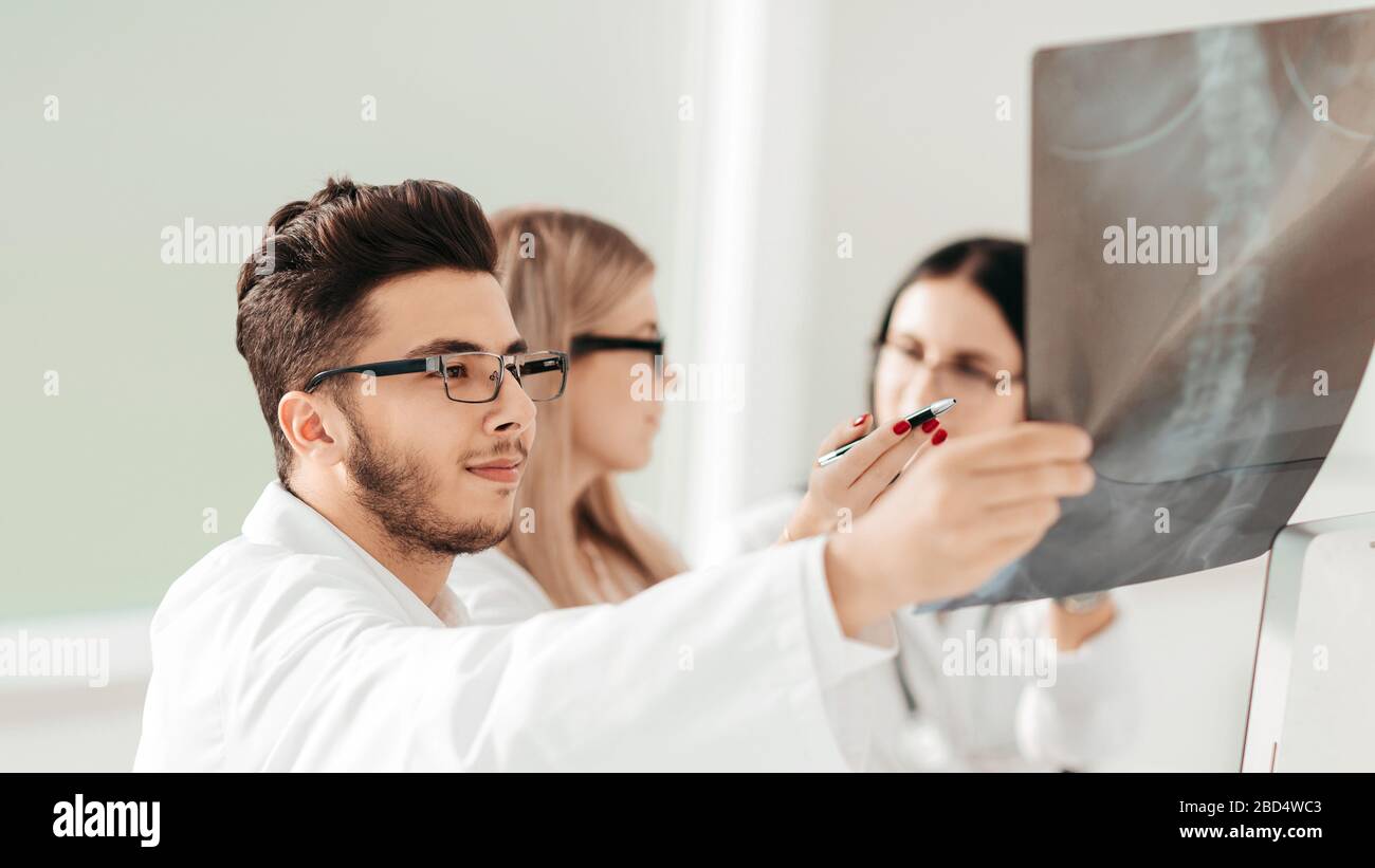 group of orthopedic doctors discuss xray of the patient Stock Photo