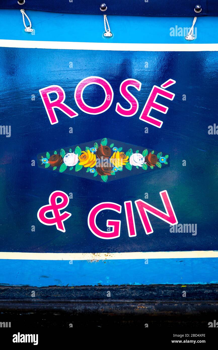 Roses and Castles artwork on Rose & Gin canal boat, London, UK Stock Photo
