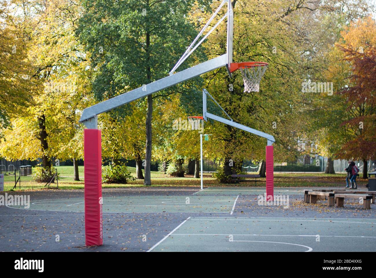 Basketball Courts in Autumn at Ravenscourt Park, Paddenswick Rd, Hammersmith,  London W6 0UA Stock Photo - Alamy