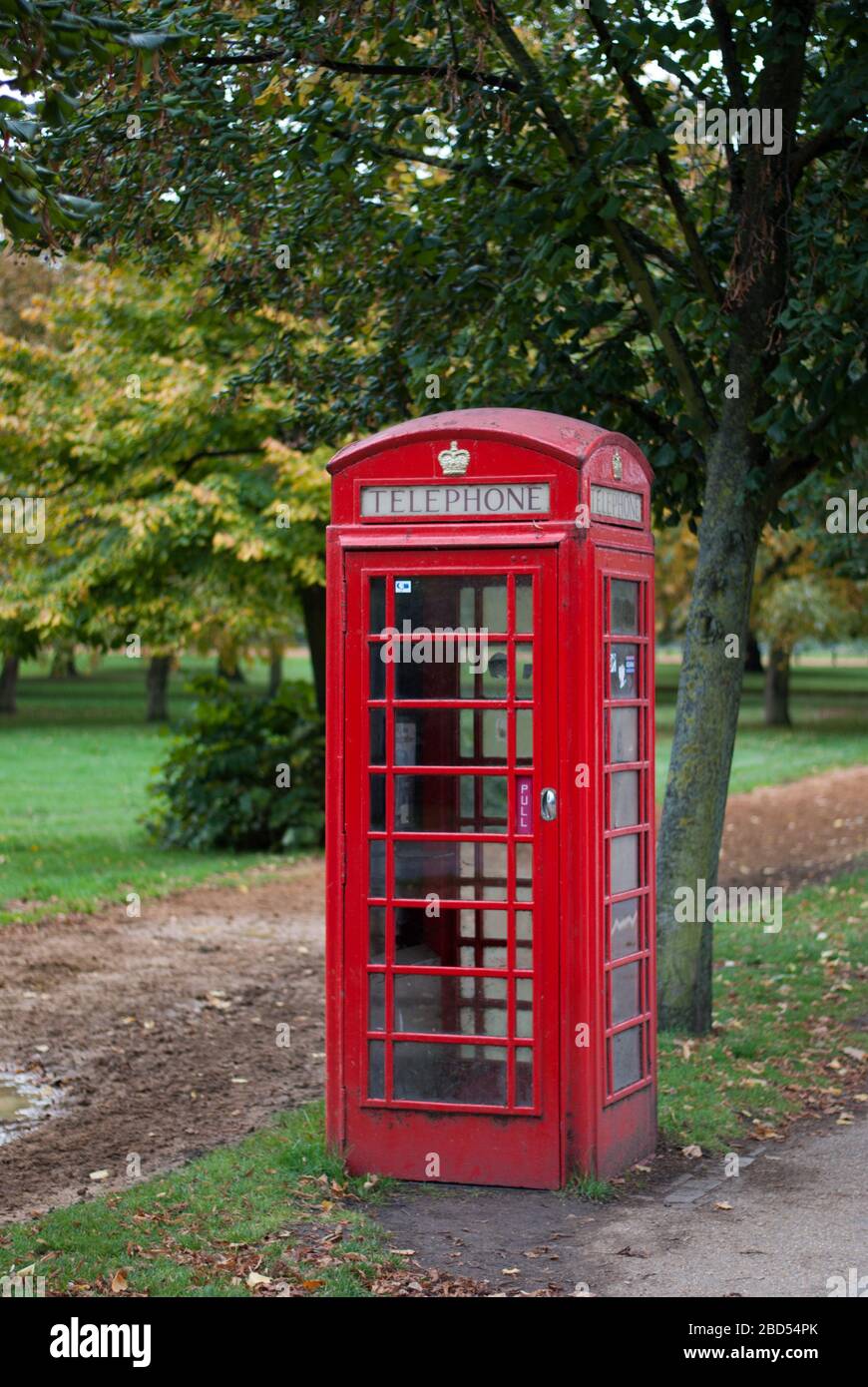 Red Telephone Box in Kensington Gardens, London W2 2UH Stock Photo