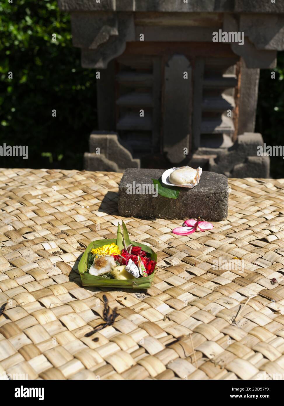dh Balinese Mengwi Temple BALI INDONESIA To the gods offering ritual hindu offerings food closeup gifts temples offers Stock Photo