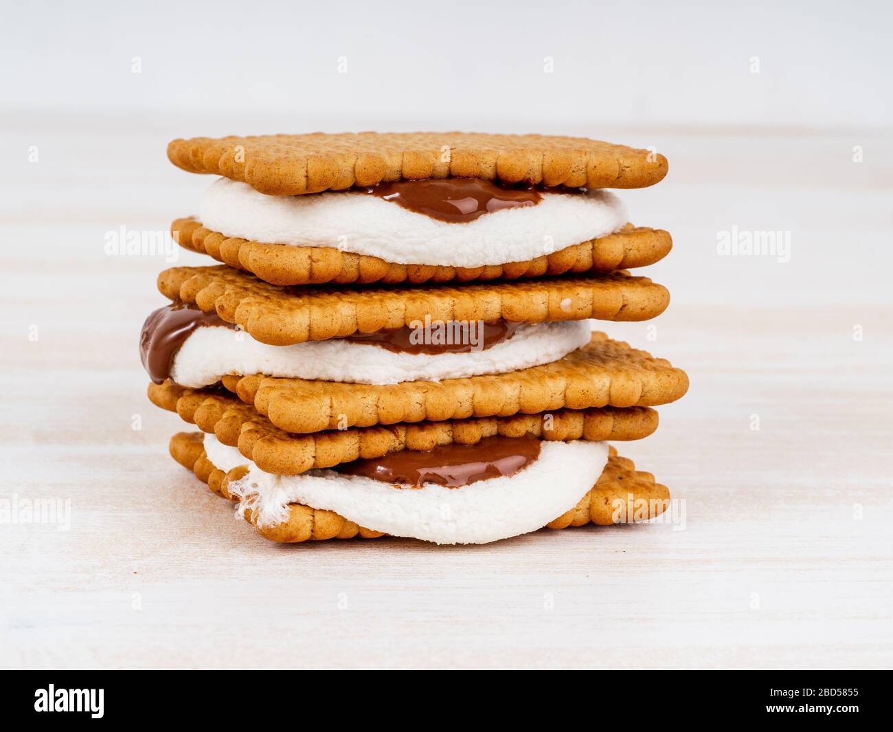 Smores, marshmallow sandwiches traditional American sweet chocolate
