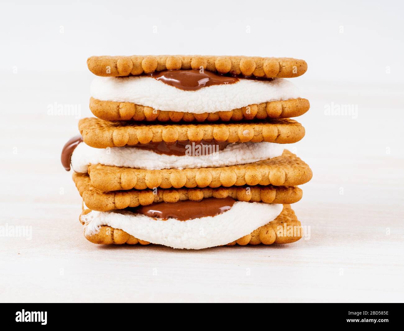 Smores, marshmallow sandwiches traditional American sweet chocolate