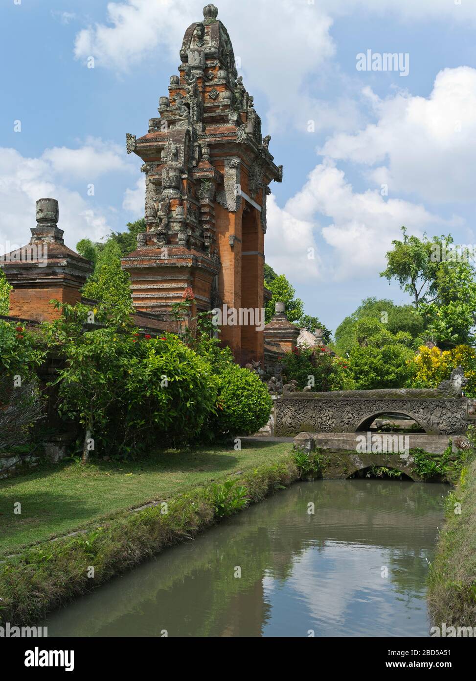 dh Pura Taman Ayun Royal Temple BALI INDONESIA Balinese Hindu Mengwi temples Paduraksa inner sanctum roofed gate tower hinduism Stock Photo