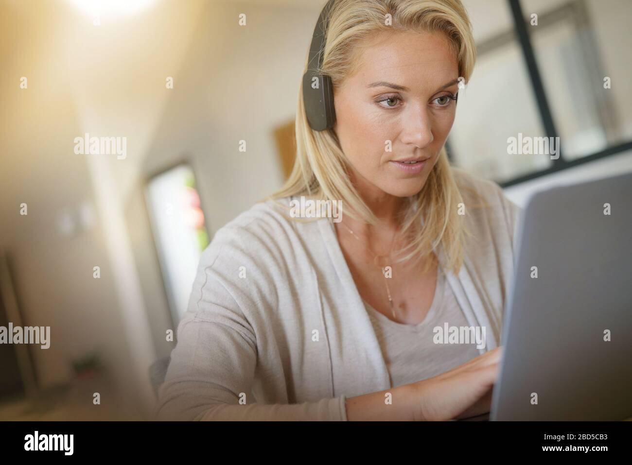 woman telecommuting on her laptop computer at home Stock Photo - Alamy