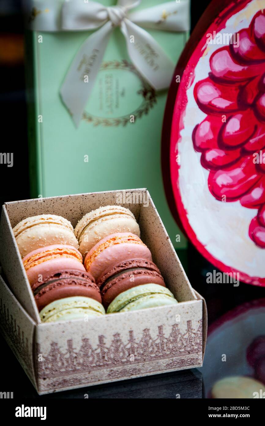 Paris sweet shop hi-res stock photography and images - Alamy