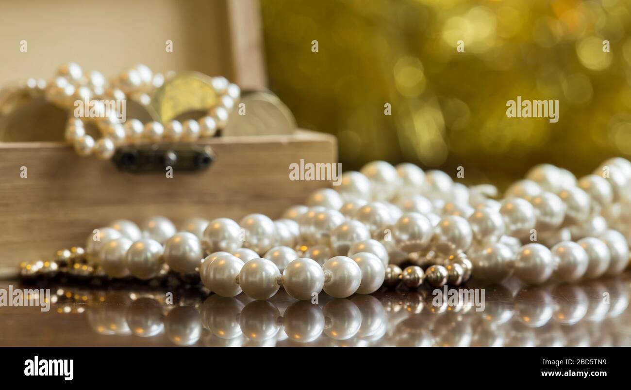 Fake pearls hi-res stock photography and images - Alamy