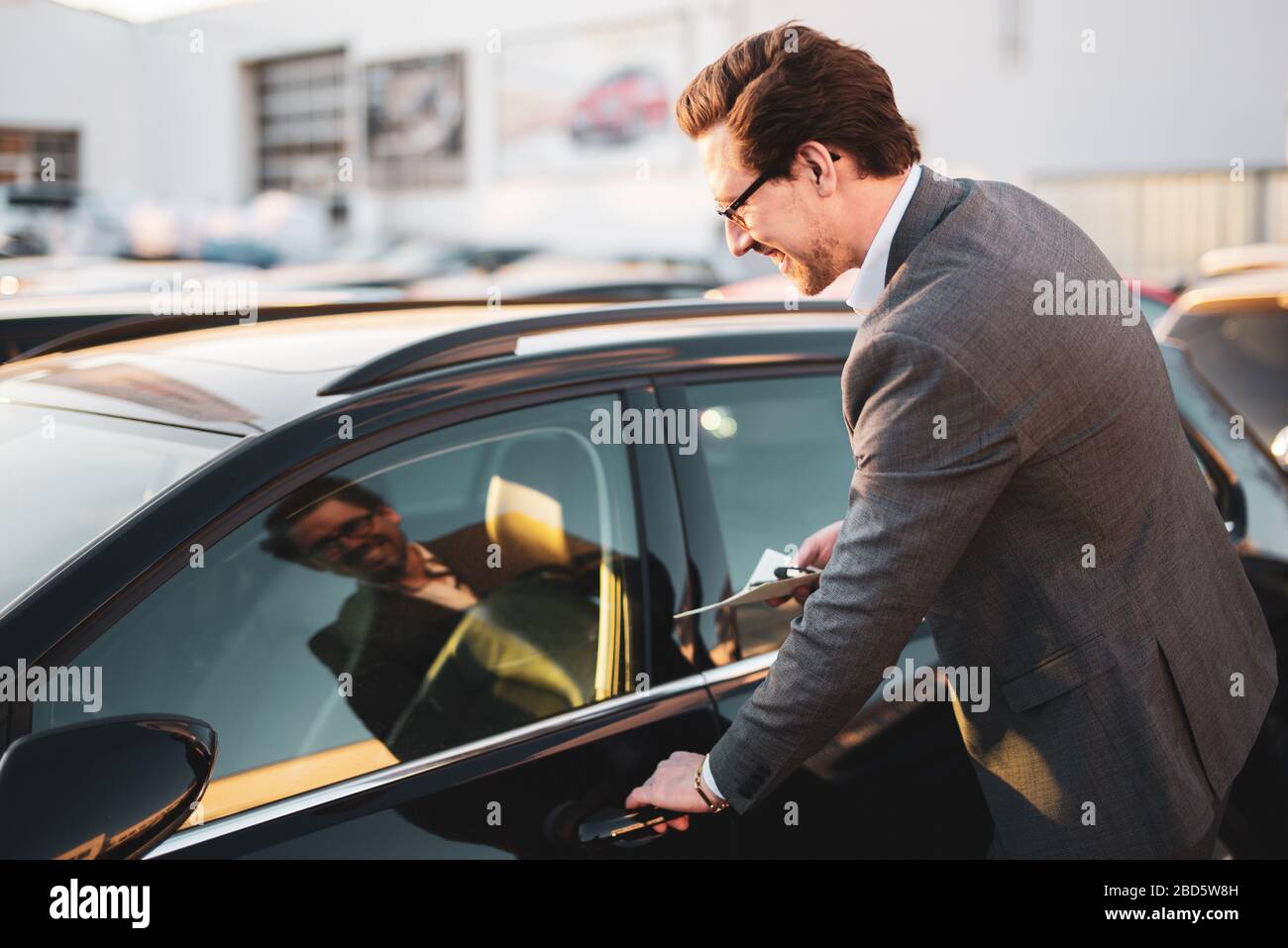 Used car salesman High Resolution Stock Photography and Images Alamy