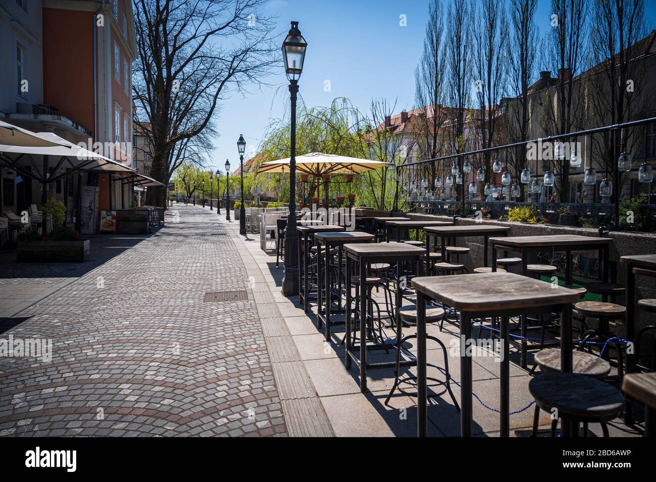 Ljubljana, Slovenia. 07th Apr, 2020. Empty part of the Cankarjevo nabrezje in city centre of Ljubljana.Slovenia entered into 4th week of quarantine amidst the coronavirus outbreak. Slovenia Health Ministry recorded a total of 1,059 infections, 36 death and 102 recovered since the beginning of the Coronavirus (Covid-19) outbreak. Credit: SOPA Images Limited/Alamy Live News Stock Photo