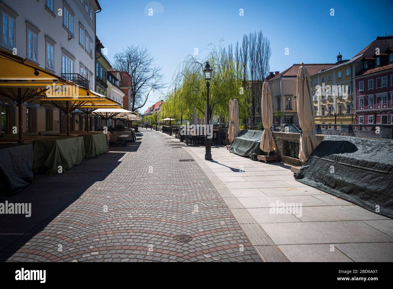 Ljubljana, Slovenia. 07th Apr, 2020. Empty cafes and restaurants are seen at the Cankarjevo nabrezje in city centre of Ljubljana.Slovenia entered into 4th week of quarantine amidst the coronavirus outbreak. Slovenia Health Ministry recorded a total of 1,059 infections, 36 death and 102 recovered since the beginning of the Coronavirus (Covid-19) outbreak. Credit: SOPA Images Limited/Alamy Live News Stock Photo