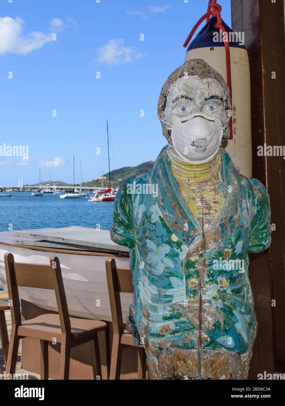 Elvis, bar mascot at SMYC Bar & Restaurant, wears a (used) face mask while it is empty and closed for the Covid-19 Pandemic Stock Photo