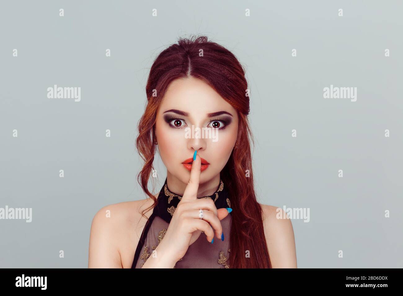 Beautiful lady long green dress hi-res stock photography and images - Alamy