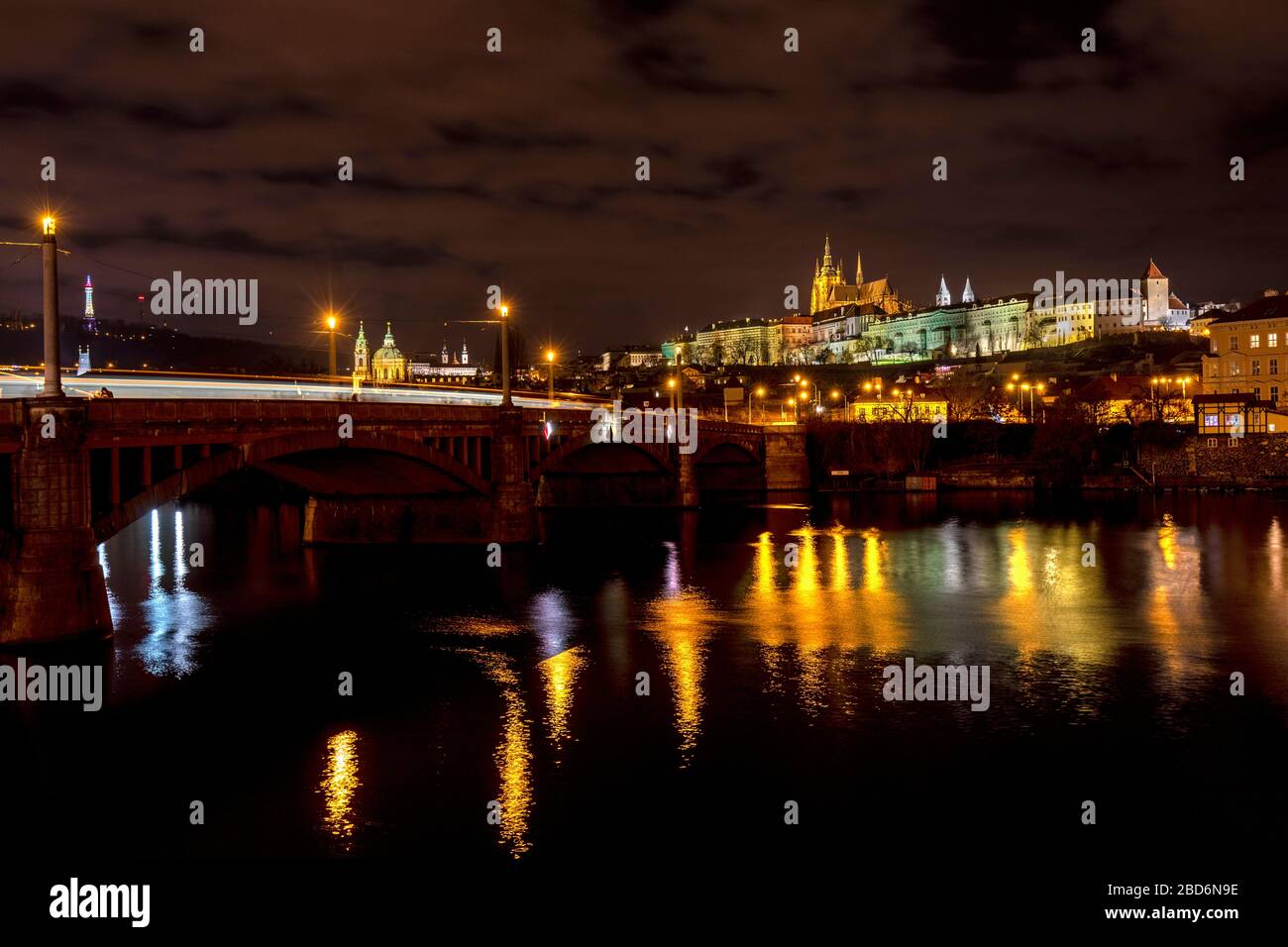 Blick über die Moldau zum Hradschin bei Nacht, Prag, Tschechische Republik Stock Photo