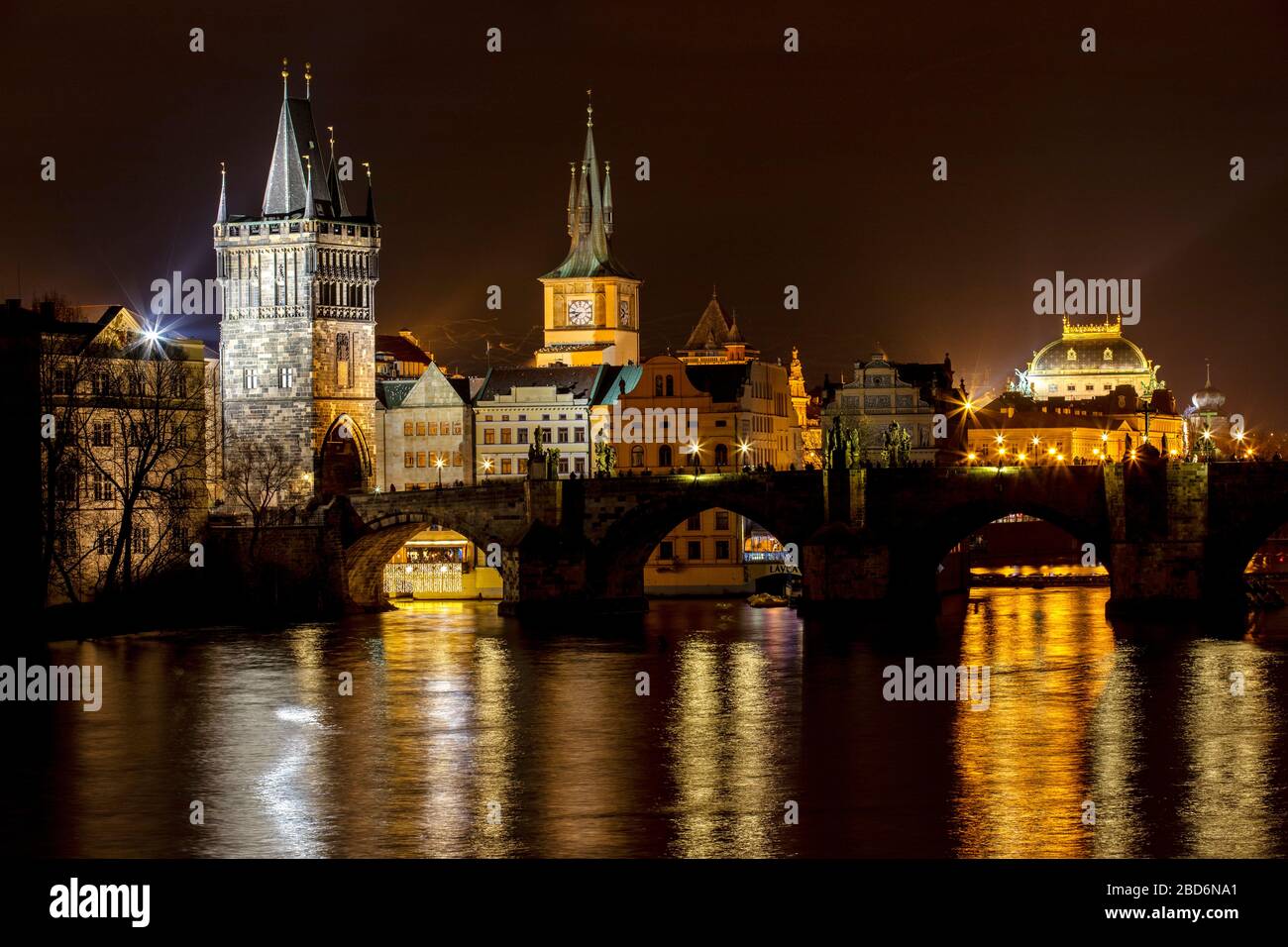 Nachtaufnahme der Karlsbrücke, Prag, Tschechische Republik Stock Photo