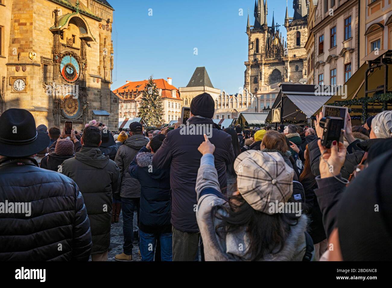 Massentourismus in Prag vor dem Altstädter Rathaus mit der astronomischen Uhr Stock Photo