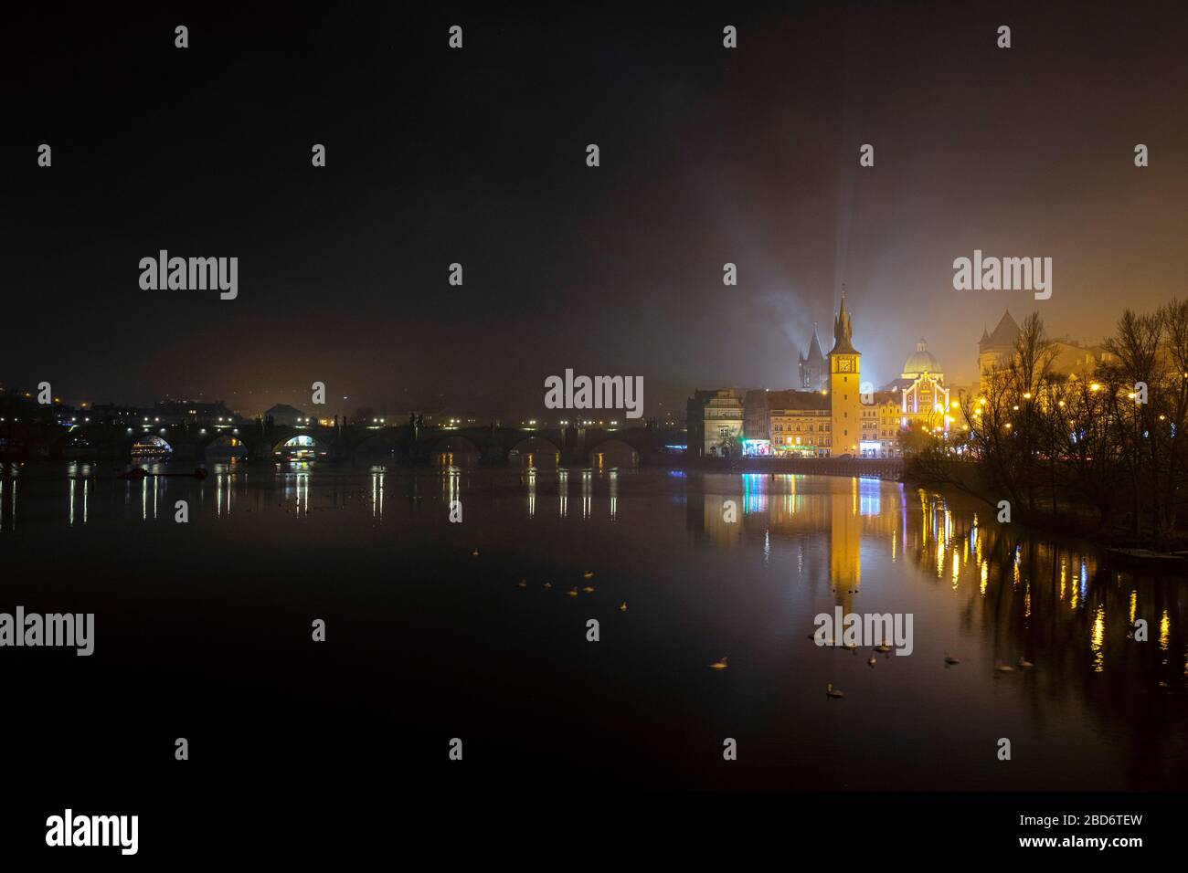Nachtaufnahme mit Karlsbrücke und Prager Altstadt, Prag, Tschechische Republik Stock Photo
