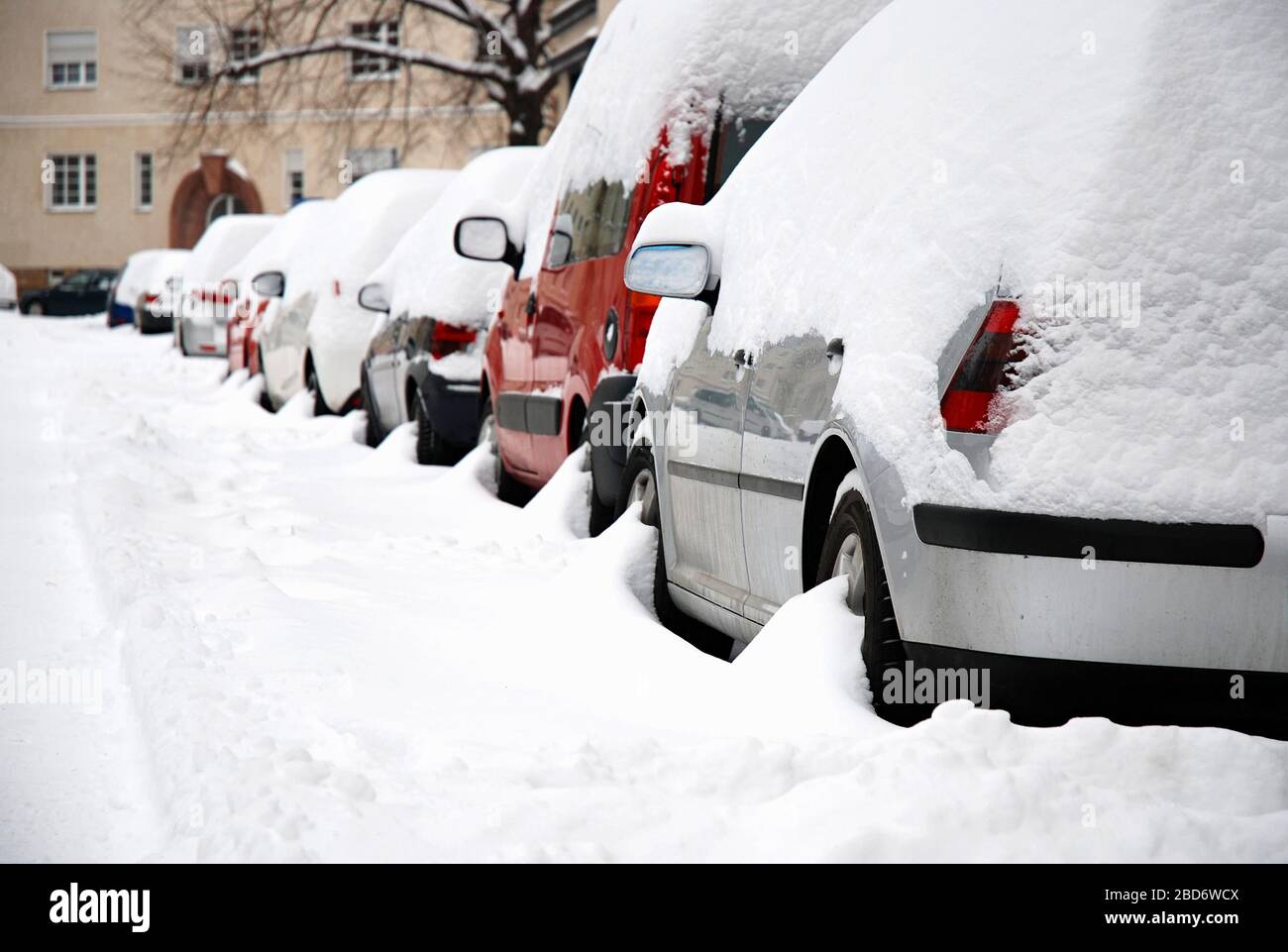 Cars parked in the street are covered with snow Stock Photo - Alamy