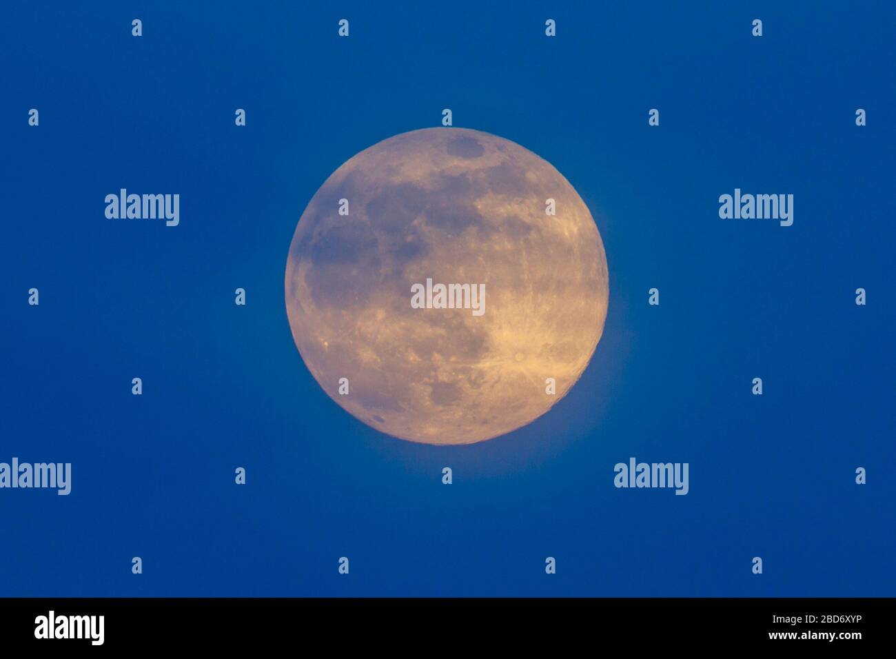Hailsham, UK. 7th Apr 2020. UK weather. Light cloud cover this evening allowed for good views of this months full pink supermoon over Hailsham. Hailsham, East Sussex, UK. Credit: Ed Brown/Alamy Live News Stock Photo
