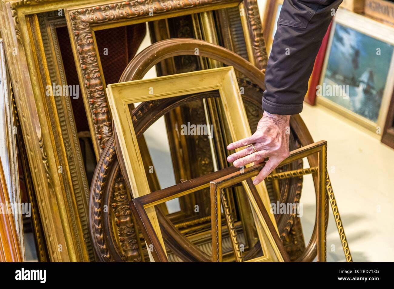 Frames at flea market wooden hi-res stock photography and images - Alamy