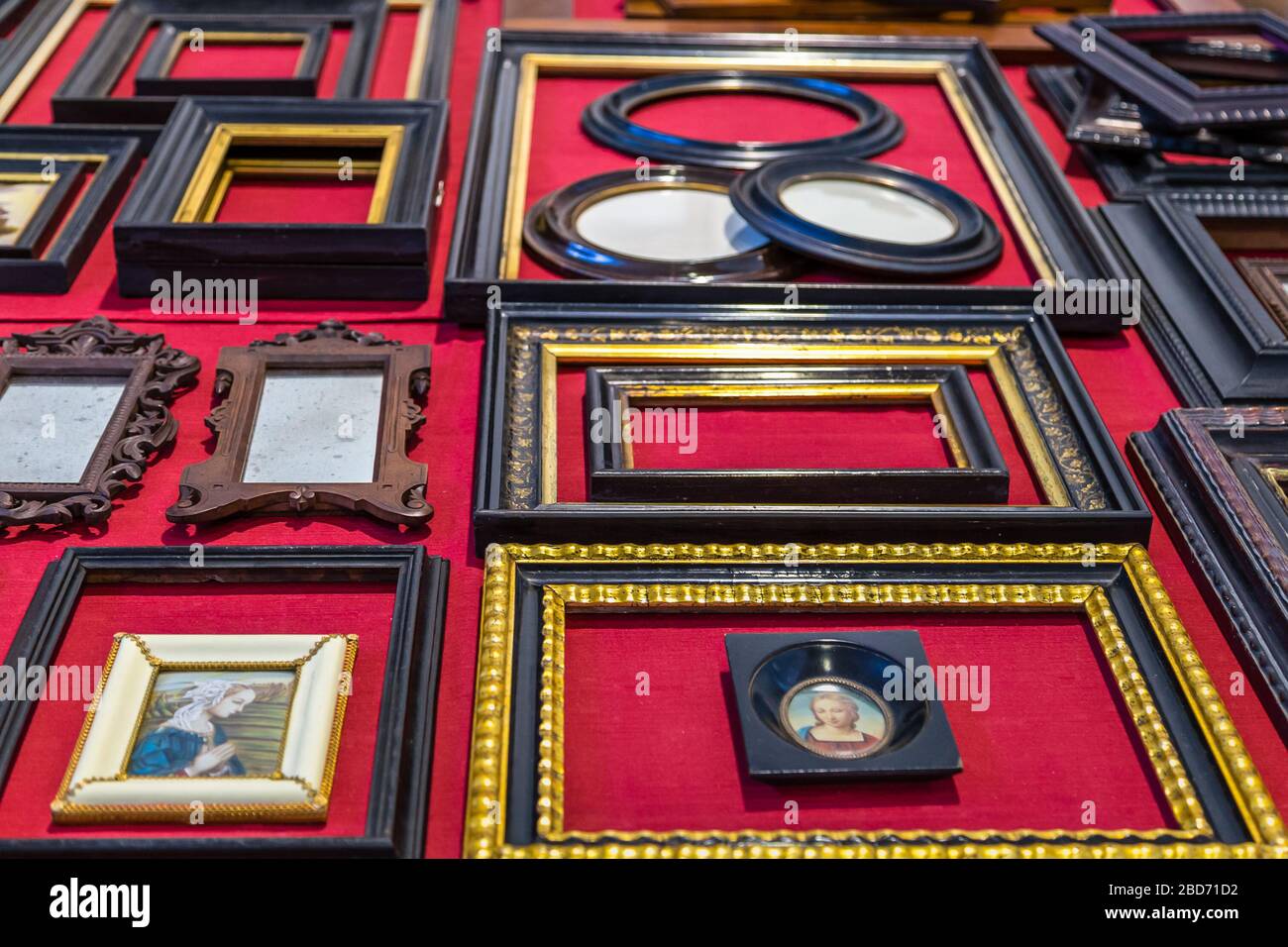 Frames at flea market wooden hi res stock photography and images