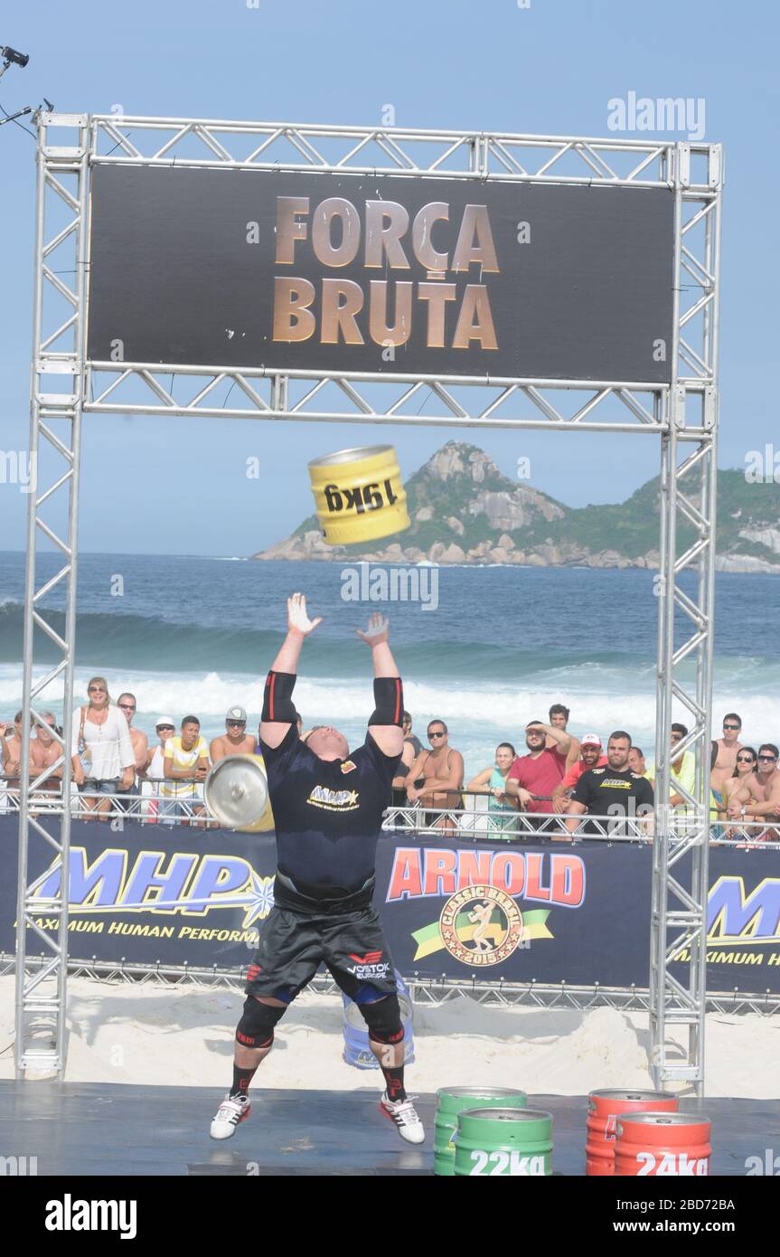 brute-force test, to find out who is the strongest man in the world, on the beach of Barra da Tijuca in Rio de Janeiro Stock Photo