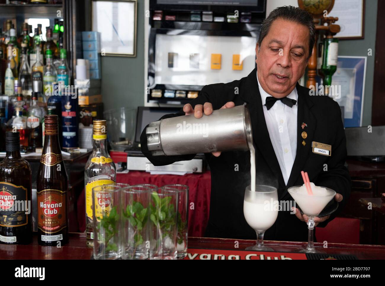 Hotel National de Cuba,Havana: bartender Angel mixing a daquiri at the Hall of Fane bar Stock Photo