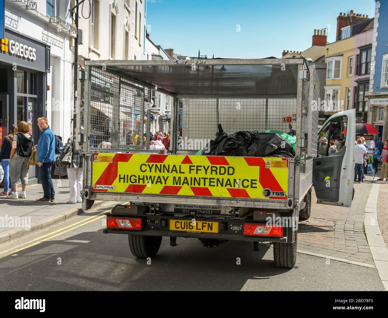 TENBY, PEMBROKESHIRE, WALES - AUGUST 2018: County council rubbish collection vehicle parked in the town centre of Tenby, West Wales. Stock Photo