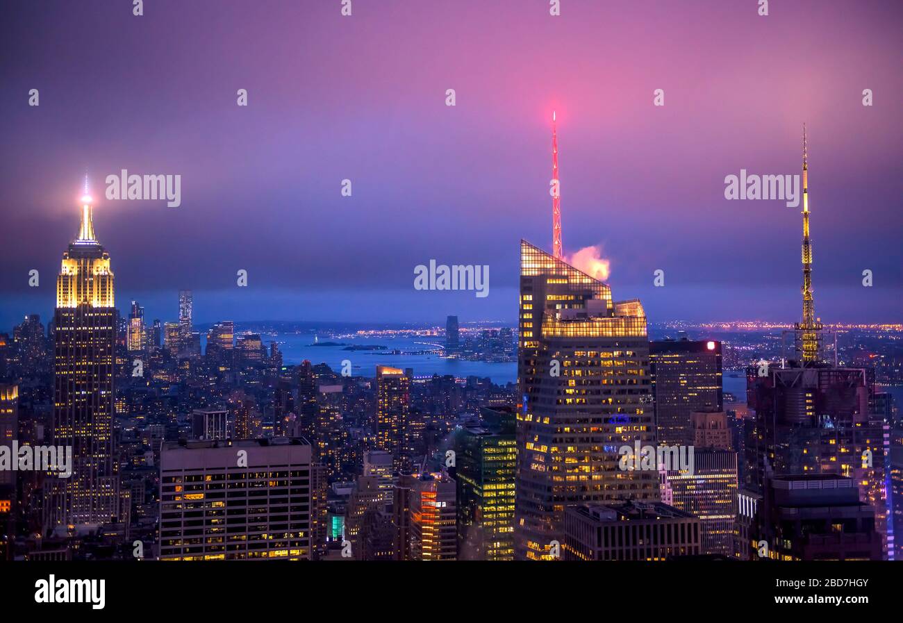 New york city skyline at night hi-res stock photography and images - Alamy