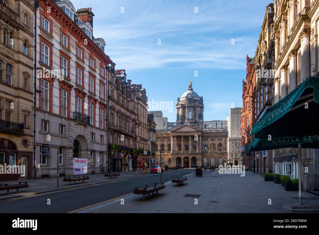 Town Hall and Castle Street deserted in Liverpool — coronavirus Stock Photo