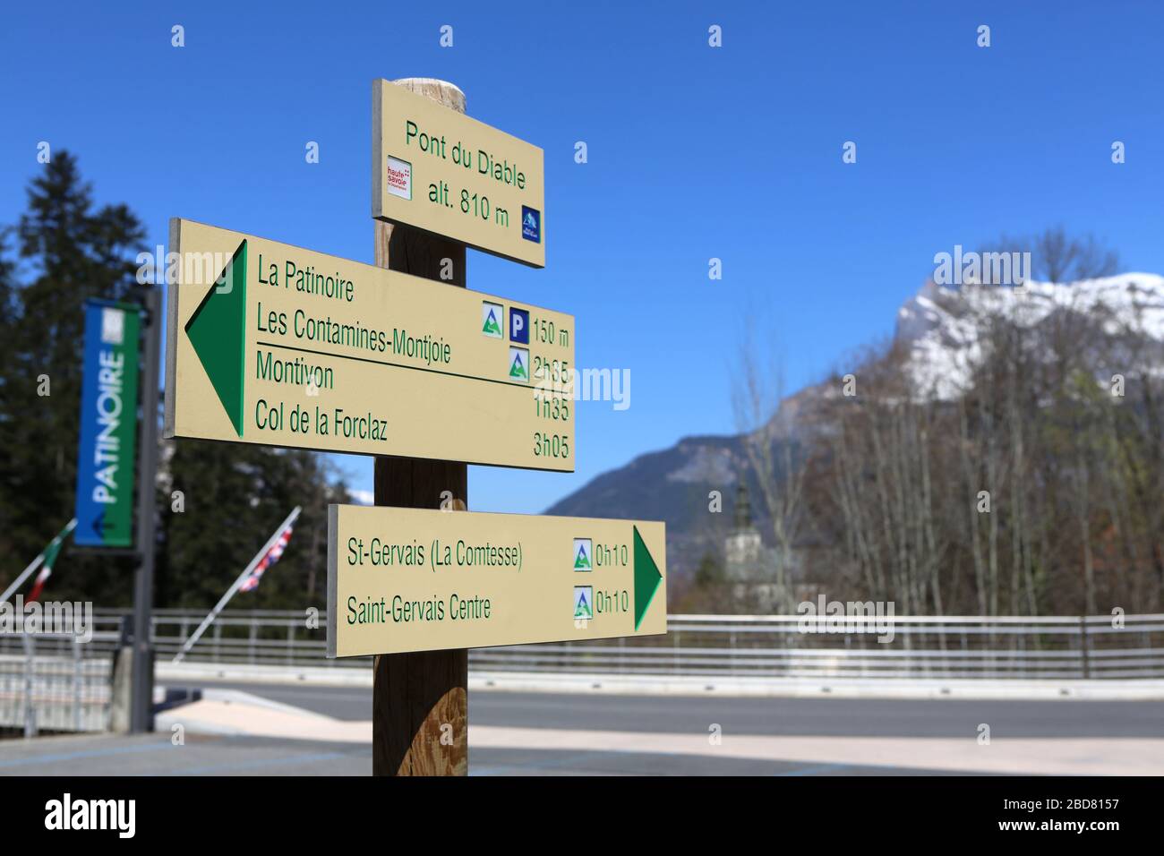 Panneau de randonnée : Pont du Diable, La Patinoire, Les Contamines-Montjoie, Montivon, Col de la Forclaz, Saint-Gervais La Comtesse, Saint-Gervais. Stock Photo