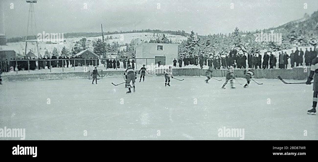 Francais Photographie Representant Une Partie De Hockey Sur La Patinoire Exterieure En Arriere Du Seminaire De Francais Photographie Representant Une Partie De Hockey Sur La Patinoire Exterieure En Arriere Du Seminaire De