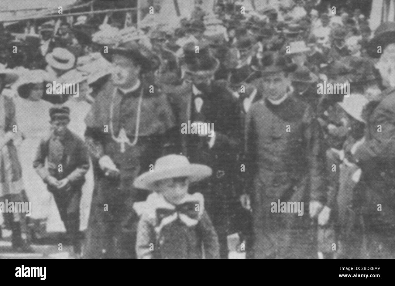 Julien-Édouard-Alfred Dubuc (au centre) faisant visiter la Pulperie de  Chicoutimi à Mgr. Stagni (à gauche) en 1921; 1921; Echo paroissial; Unknown  author Stock Photo - Alamy