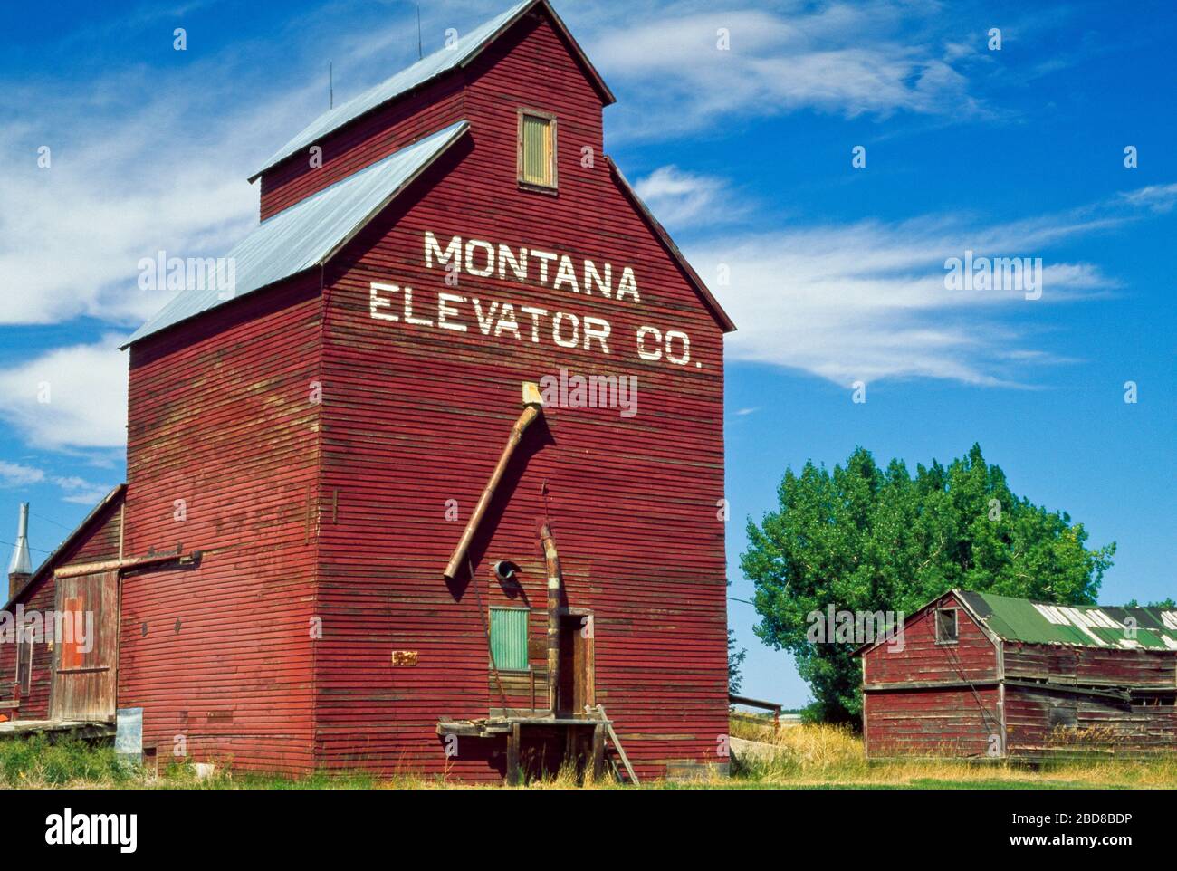 old grain elevator at grassrange, montana Stock Photo Alamy
