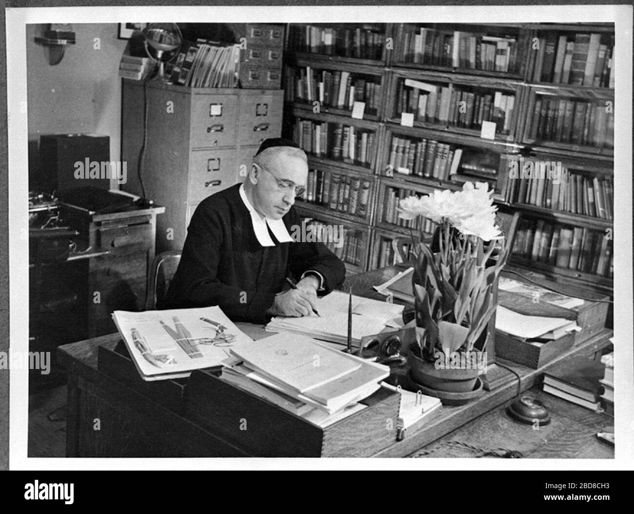 moord Logisch echo Français : Le Frère Marie-Victorin à son bureau; 1944; Le Frère  Marie-Victorin à son bureau This image is available from Bibliothèque et  Archives nationales du Québec under the reference number  E6,S7,SS1,P29801This tag
