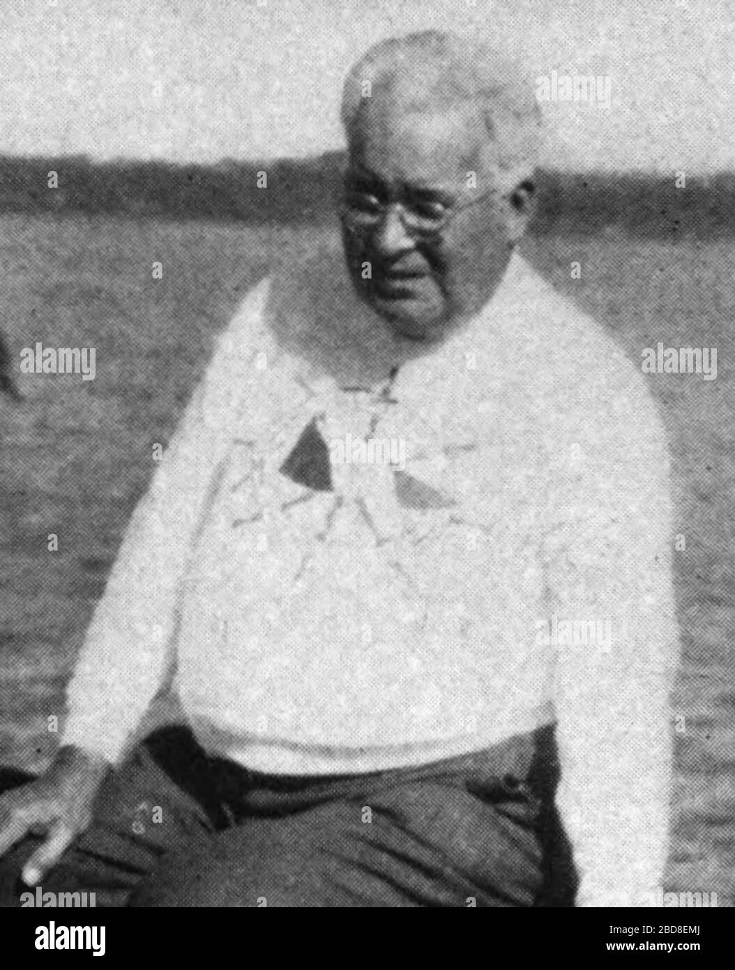 'English: American novelist and editor Sidney Walter Dean (1871–1952), sailing in Quebec. Dean took up boating at the age of 70 (source).; between circa 1940 and circa 1950 date QS:P,+1950-00-00T00:00:00Z/7,P1319,+1940-00-00T00:00:00Z/9,P1326,+1950-00-00T00:00:00Z/9,P1480,Q5727902; Sidney W. Dean and Marguerite Mooers Marshall (1950)       We Fell in Love with Quebec, Philadelphia:  The Curtis Publishing Company    https://hdl.handle.net/2027/uc1.$b729537; Joseph Belleau; ' Stock Photo