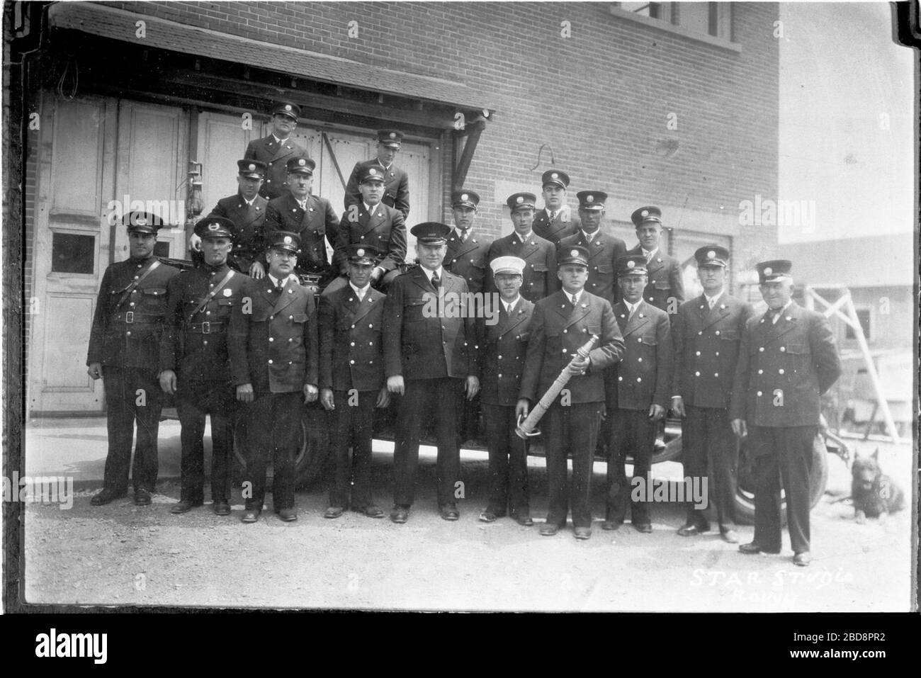 Francais Pompiers De Rouyn Devant L Hotel De Ville Inconnu Vers 1940 Fonds Comite Du 50e Anniversaire De Rouyn Noranda Banq De Rouyn Noranda Nde 1 June 1940 Pistard Banq Cote