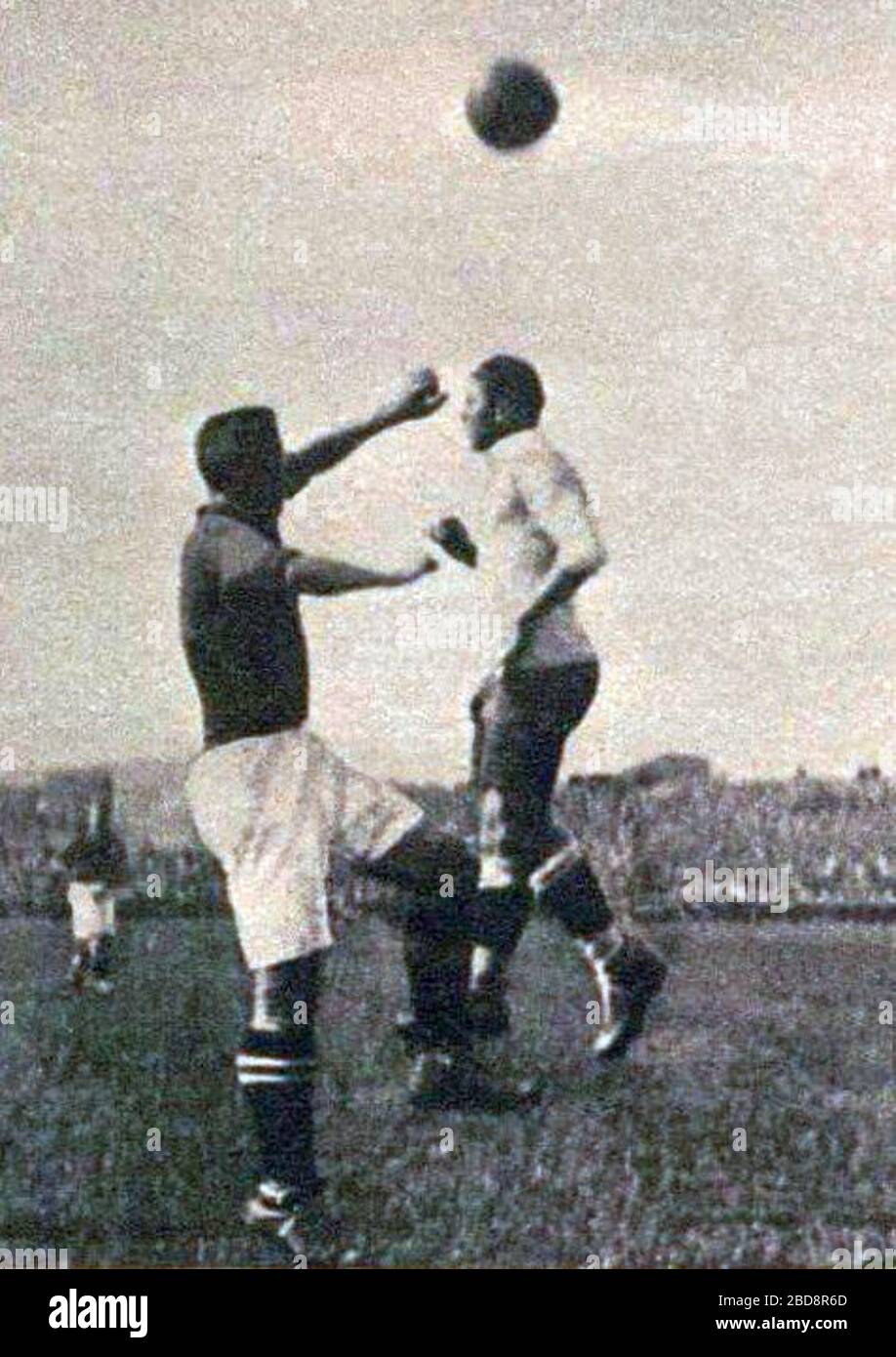 Français : Finale de football aux Jeux Olympiques de 1924 à Colombes (Paris),  saut d'Oberhauser devant Romano.; 11 October 2017; Le Miroir des sports, 12  juin 1924; Le Miroir des sports Stock Photo - Alamy