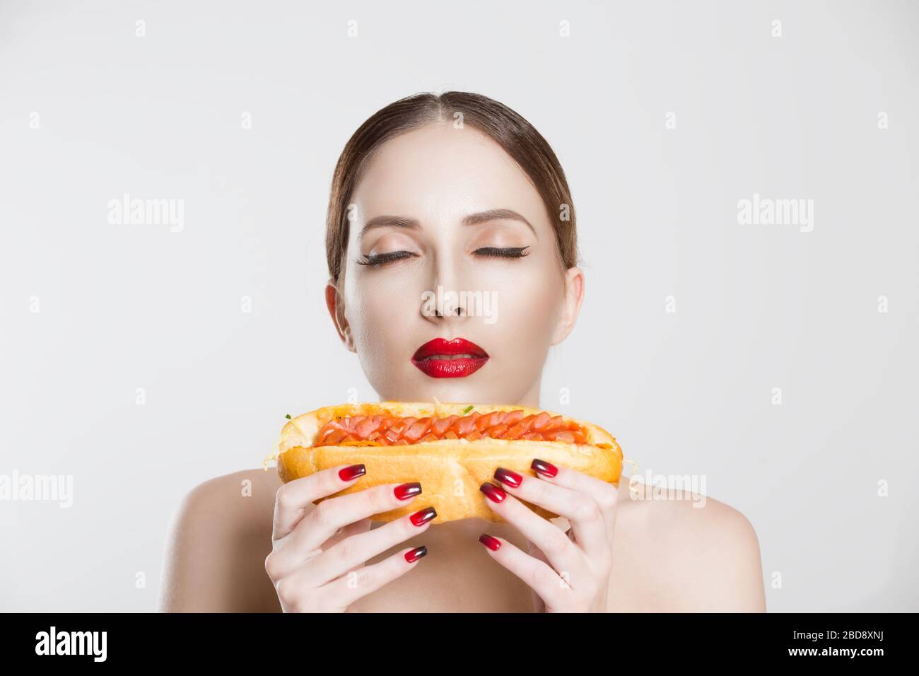 девушка хот дог. хот дог фотосессия. девушка ест хот дог. поедание хот догов. человек ест хот дог.