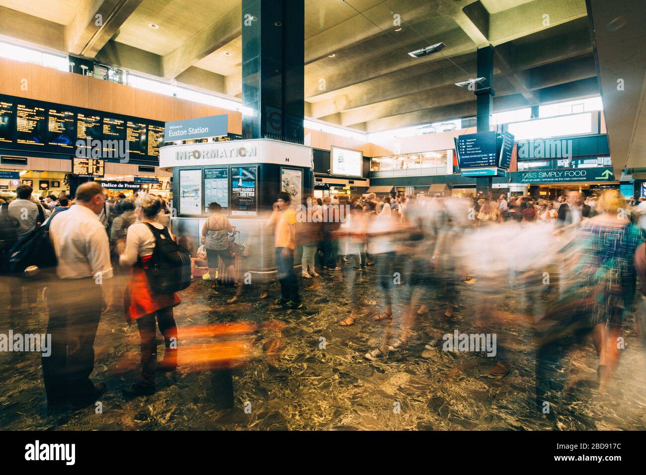Commuters at Euston Railway Station Stock Photo