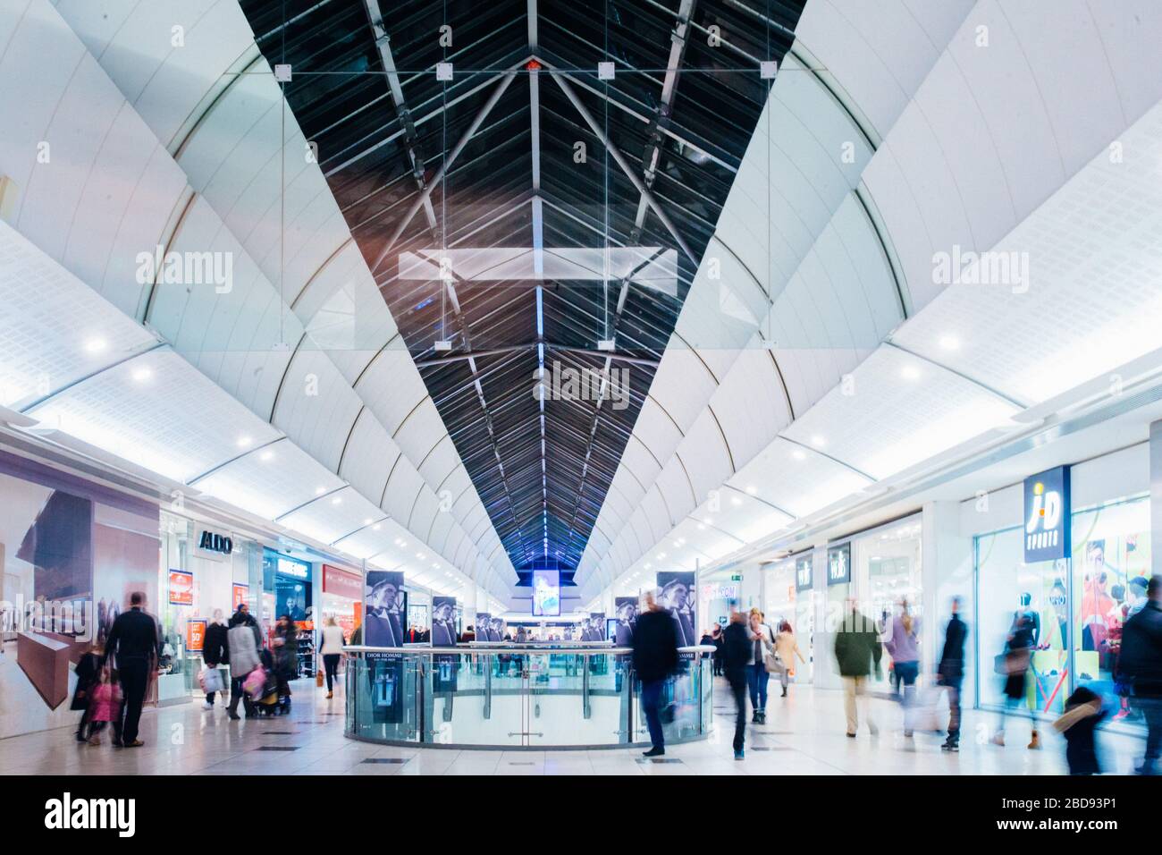 Lakeside shopping centre interior centre hires stock photography and