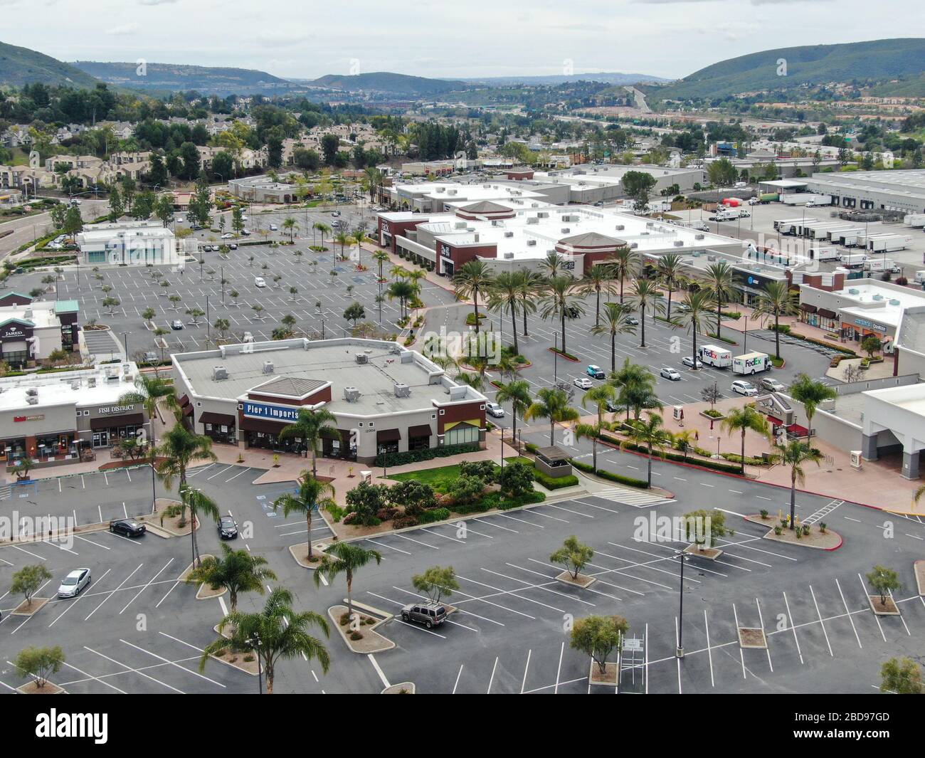 Crowded parking lot grocery store hi-res stock photography and images ...