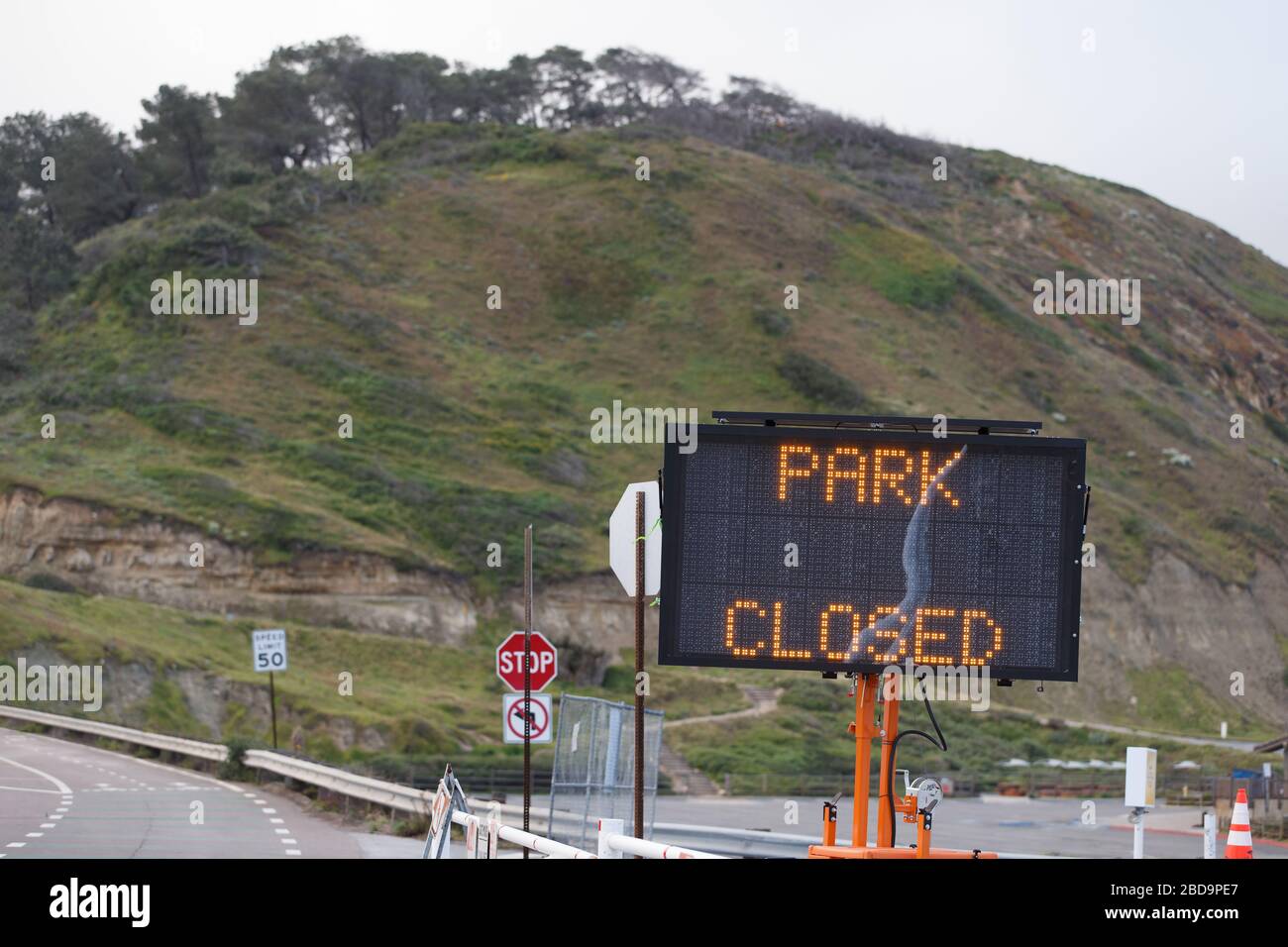 April 7, 2020. Beach closure signs at Torrey Pines State Beach and Reserve in San Diego, California. Stock Photo