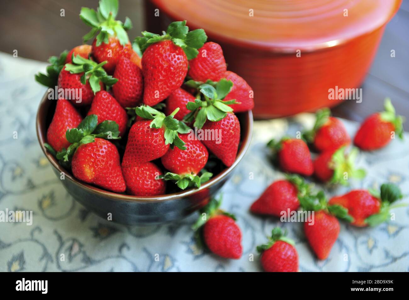 Strawberries on the black bowl Stock Photo - Alamy