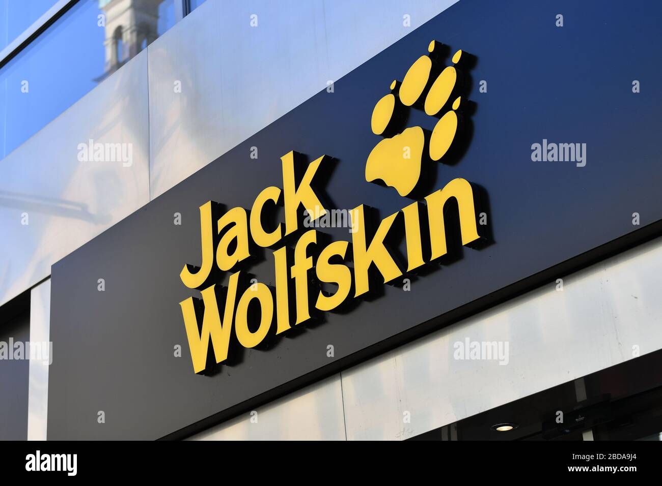 JACK WOLFSKIN branch in Neuhauser Strasse / pedestrian zone in Muenchen on  April 5th, 2020. Entrance, entrance area, logo, company emblem, closure,  closed. | usage worldwide Stock Photo - Alamy