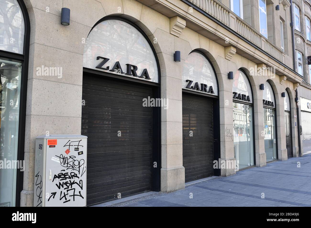 Closed ZARA branch in Neuhauser Strasse / pedestrian zone in Muenchen on  April 5th, 2020. Entrance, entrance area, logo, company emblem, closure,  closed. | usage worldwide Stock Photo - Alamy